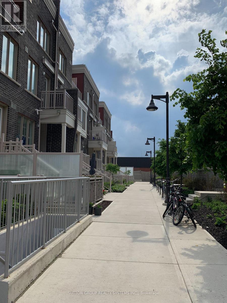 












10 - 90 EASTWOOD PARK GARDENS

,
Toronto (Long Branch),




Ontario
M8W0B2

