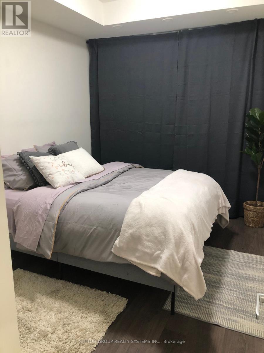 












10 - 90 EASTWOOD PARK GARDENS

,
Toronto (Long Branch),




Ontario
M8W0B2


