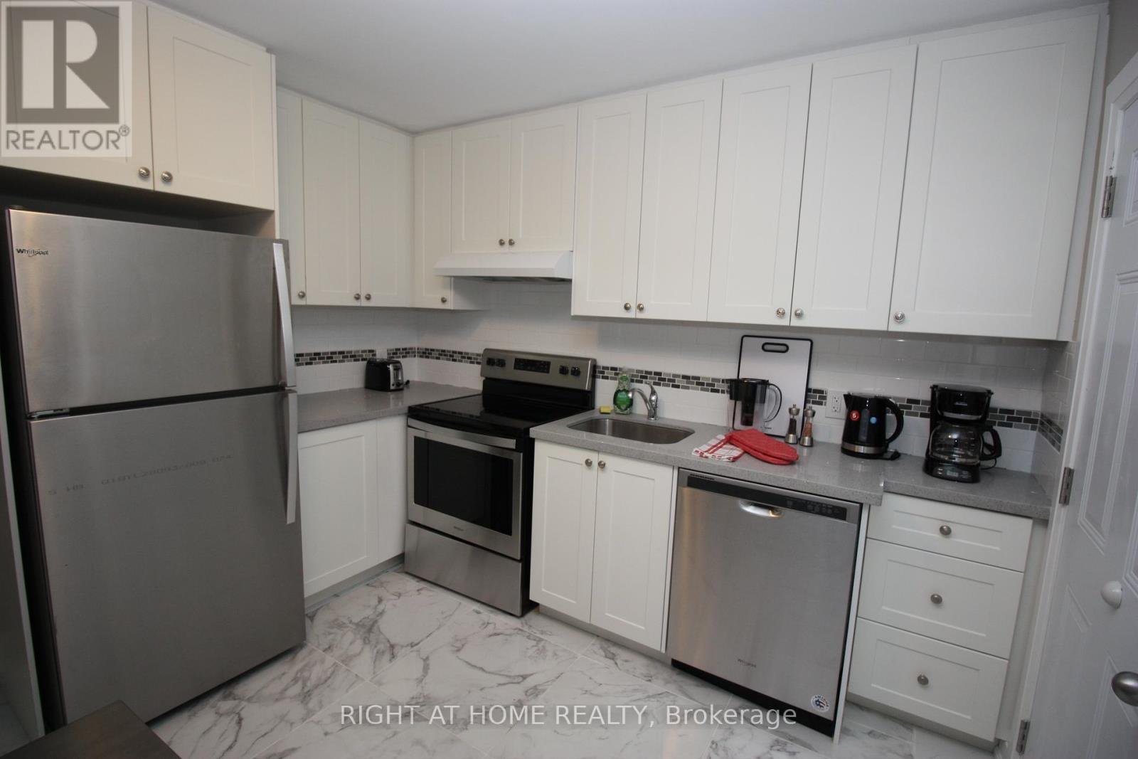 












3 - 2 GLEN GORDON ROAD

,
Toronto (High Park North),




Ontario
M6P1B8

