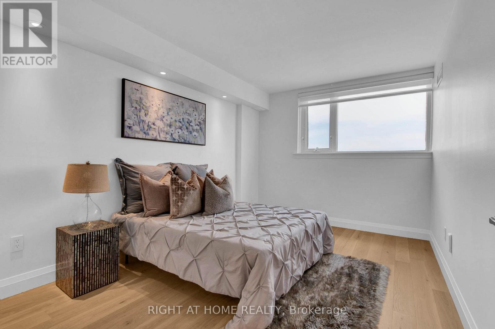 












1913 - 270 SCARLETT ROAD

,
Toronto (Rockcliffe-Smythe),




Ontario
M6N4X7

