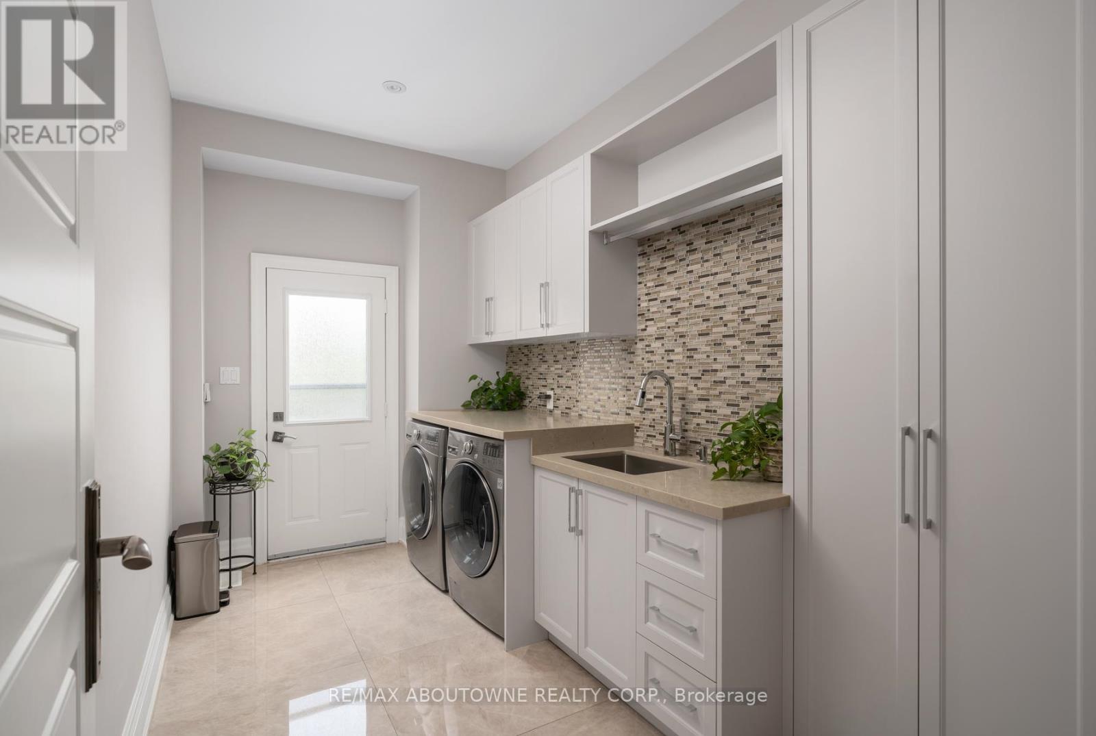 












5368 FOXMILL COURT

,
Mississauga (Central Erin Mills),




Ontario
L5M5B6

