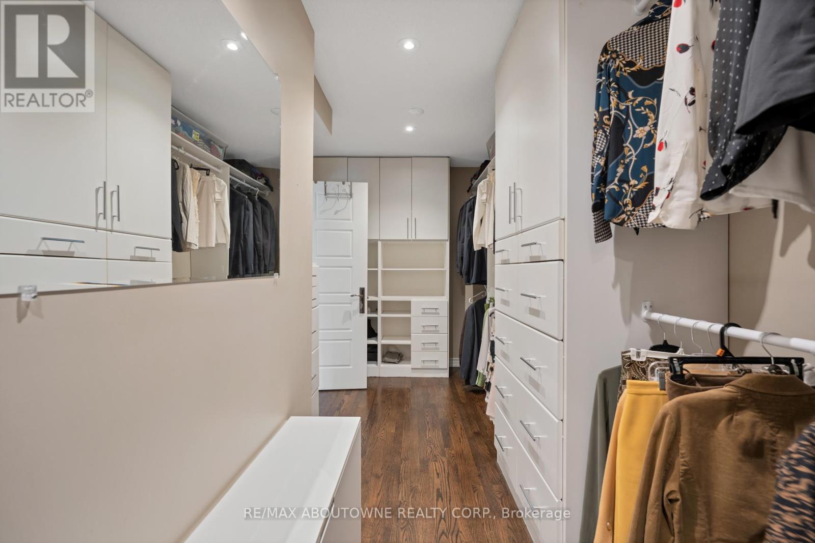 












5368 FOXMILL COURT

,
Mississauga (Central Erin Mills),




Ontario
L5M5B6

