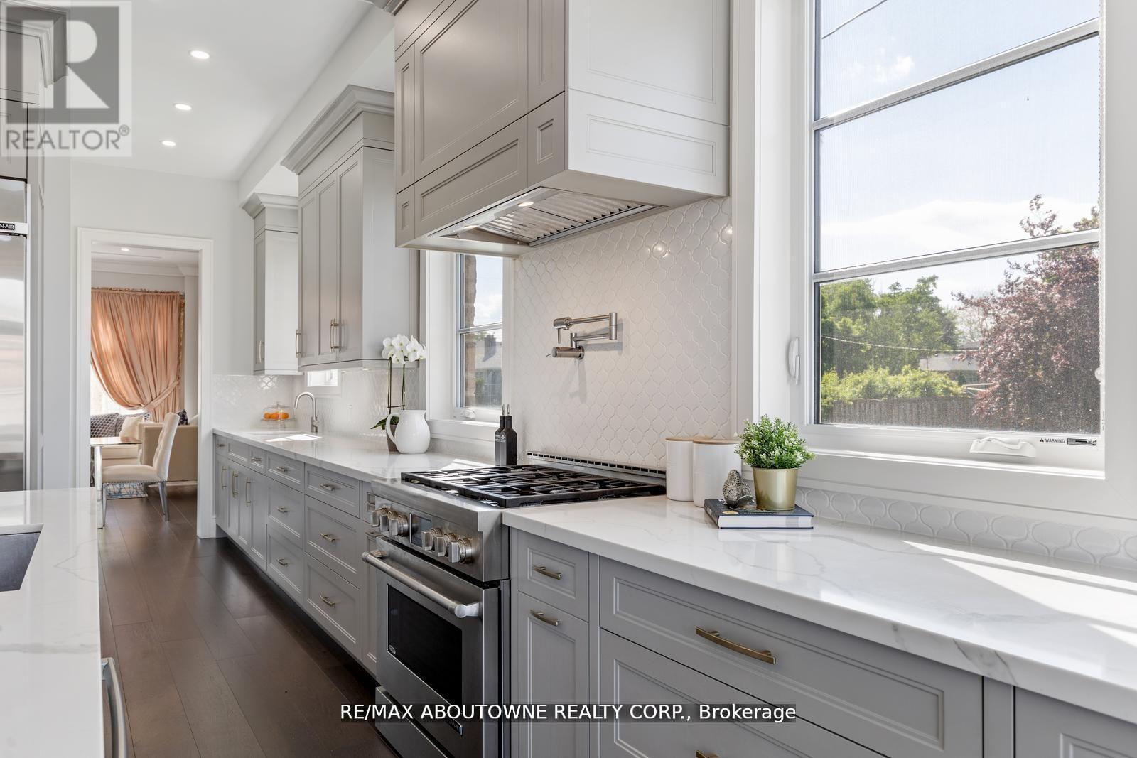 












265 WOODALE AVENUE

,
Oakville (WO West),




Ontario
L6K2N3

