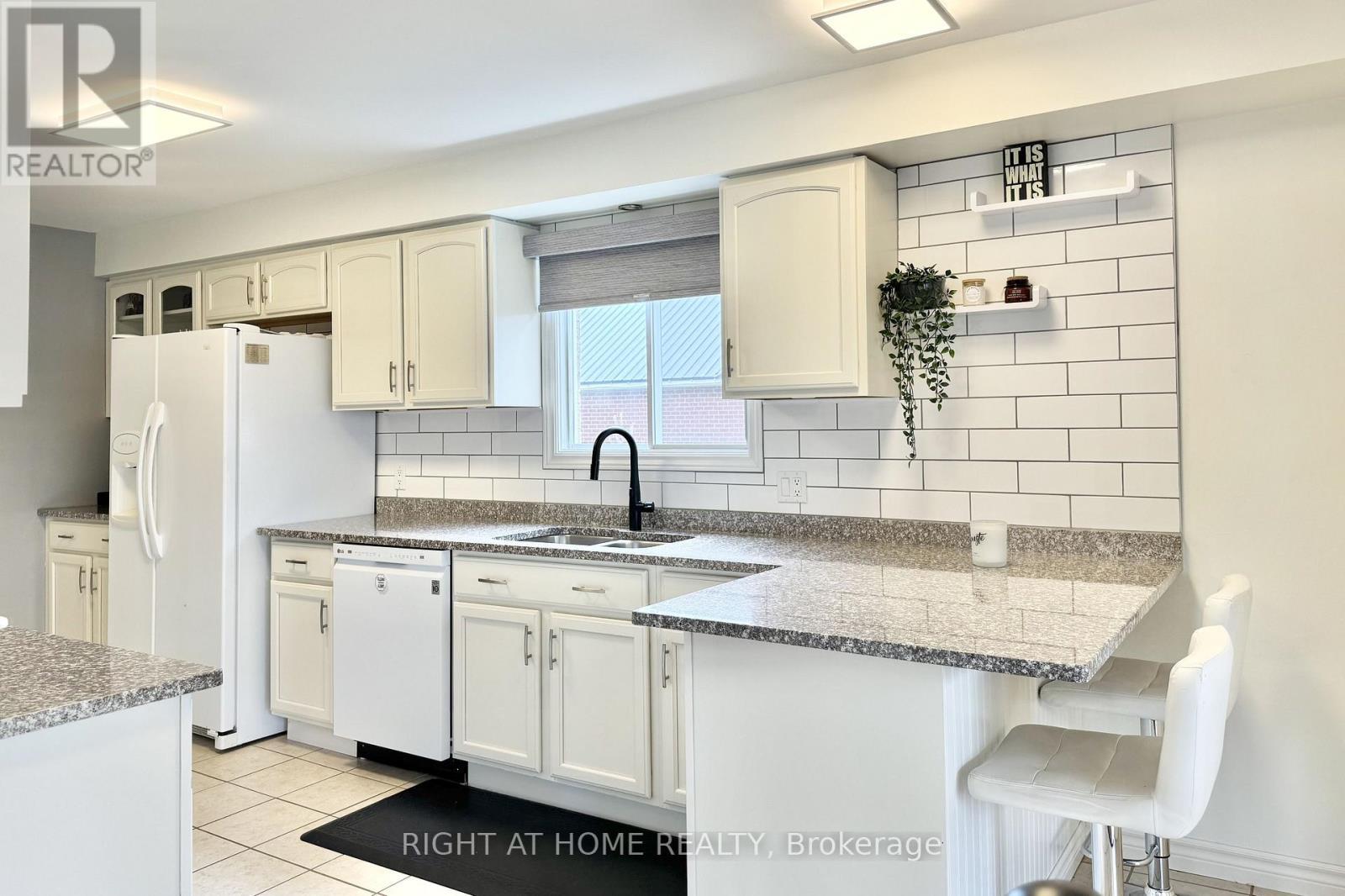 












11 PASSMORE AVENUE

,
Orangeville,




Ontario
L9W4E1

