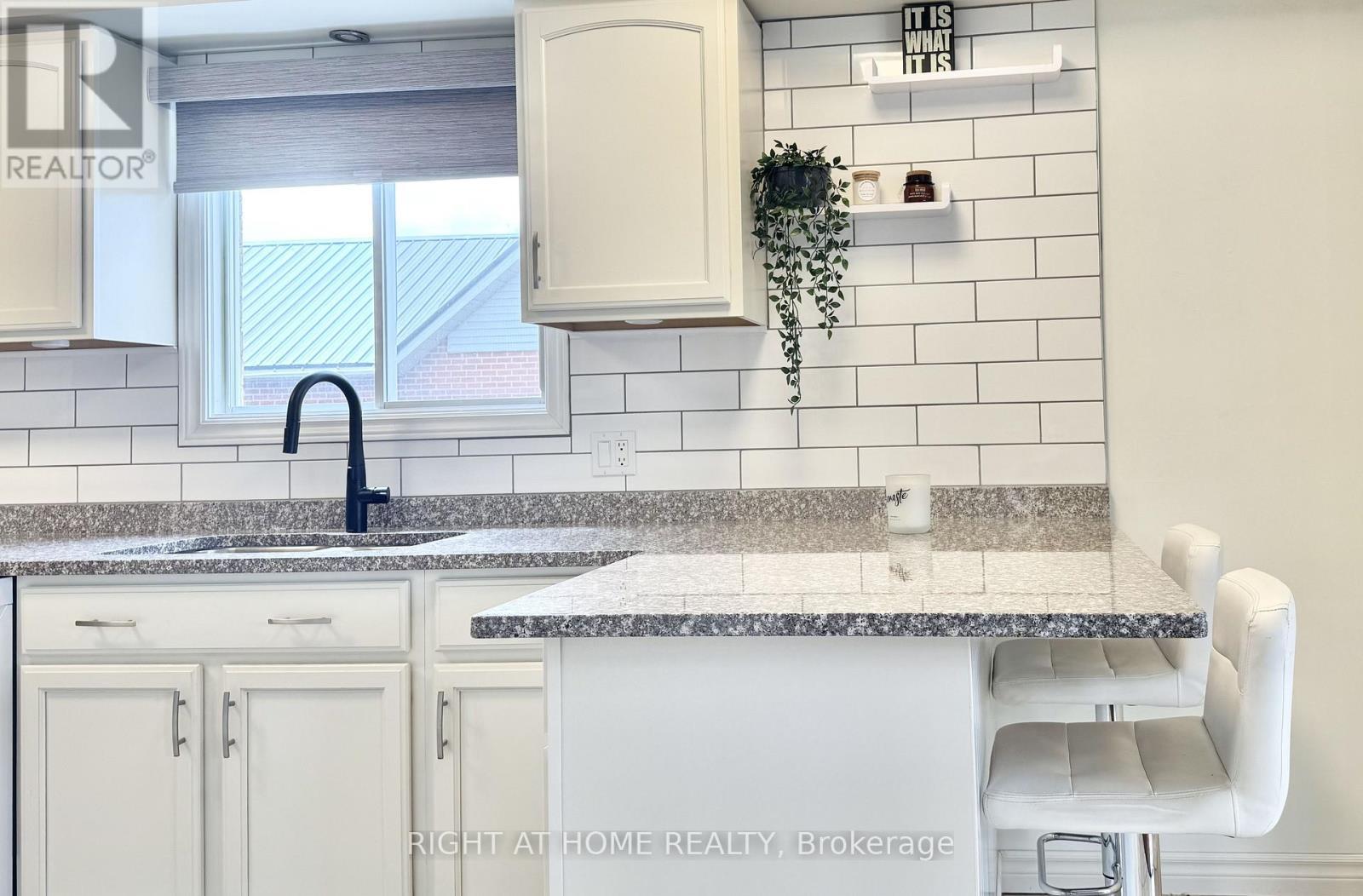 












11 PASSMORE AVENUE

,
Orangeville,




Ontario
L9W4E1

