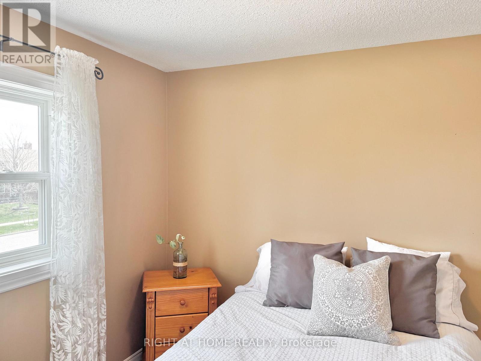 












11 PASSMORE AVENUE

,
Orangeville,




Ontario
L9W4E1

