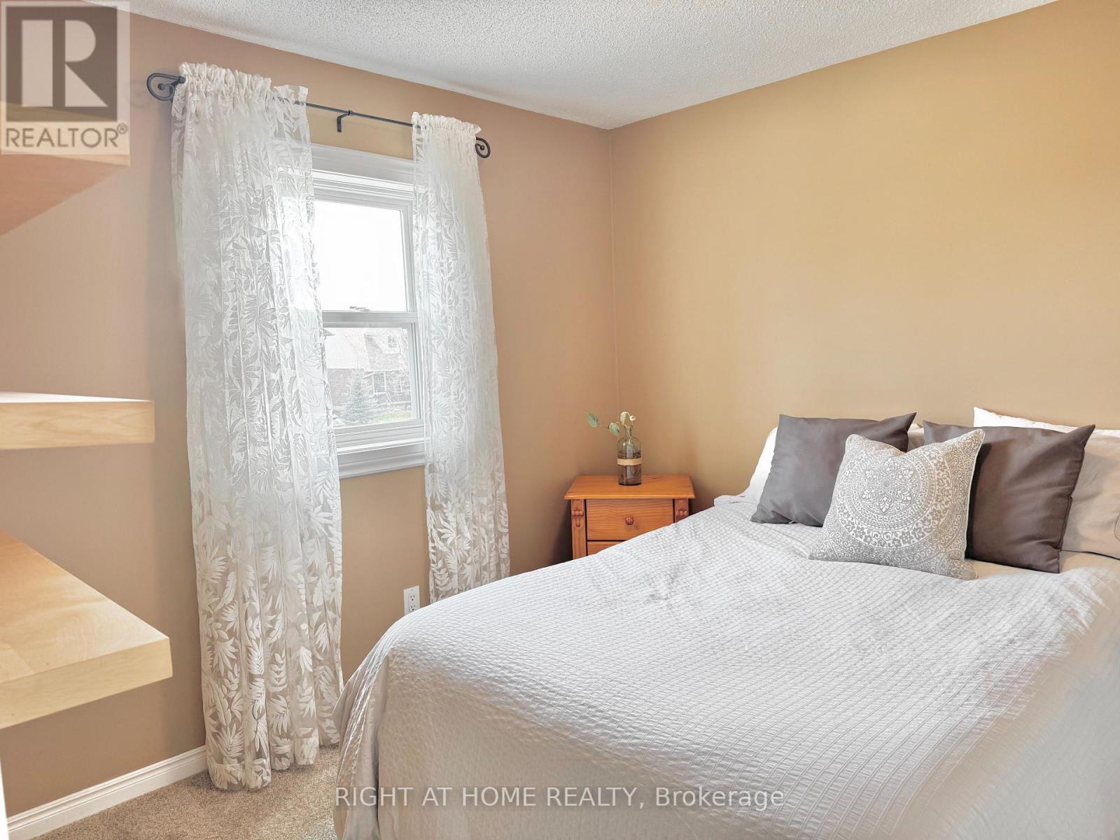 












11 PASSMORE AVENUE

,
Orangeville,




Ontario
L9W4E1

