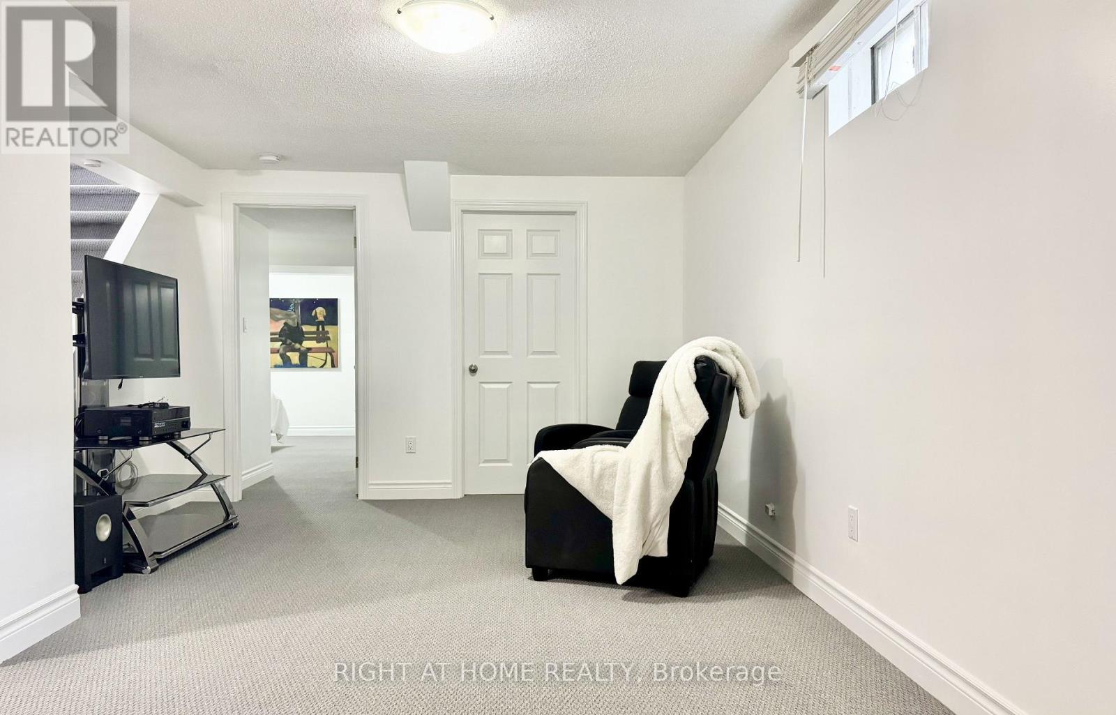 












11 PASSMORE AVENUE

,
Orangeville,




Ontario
L9W4E1

