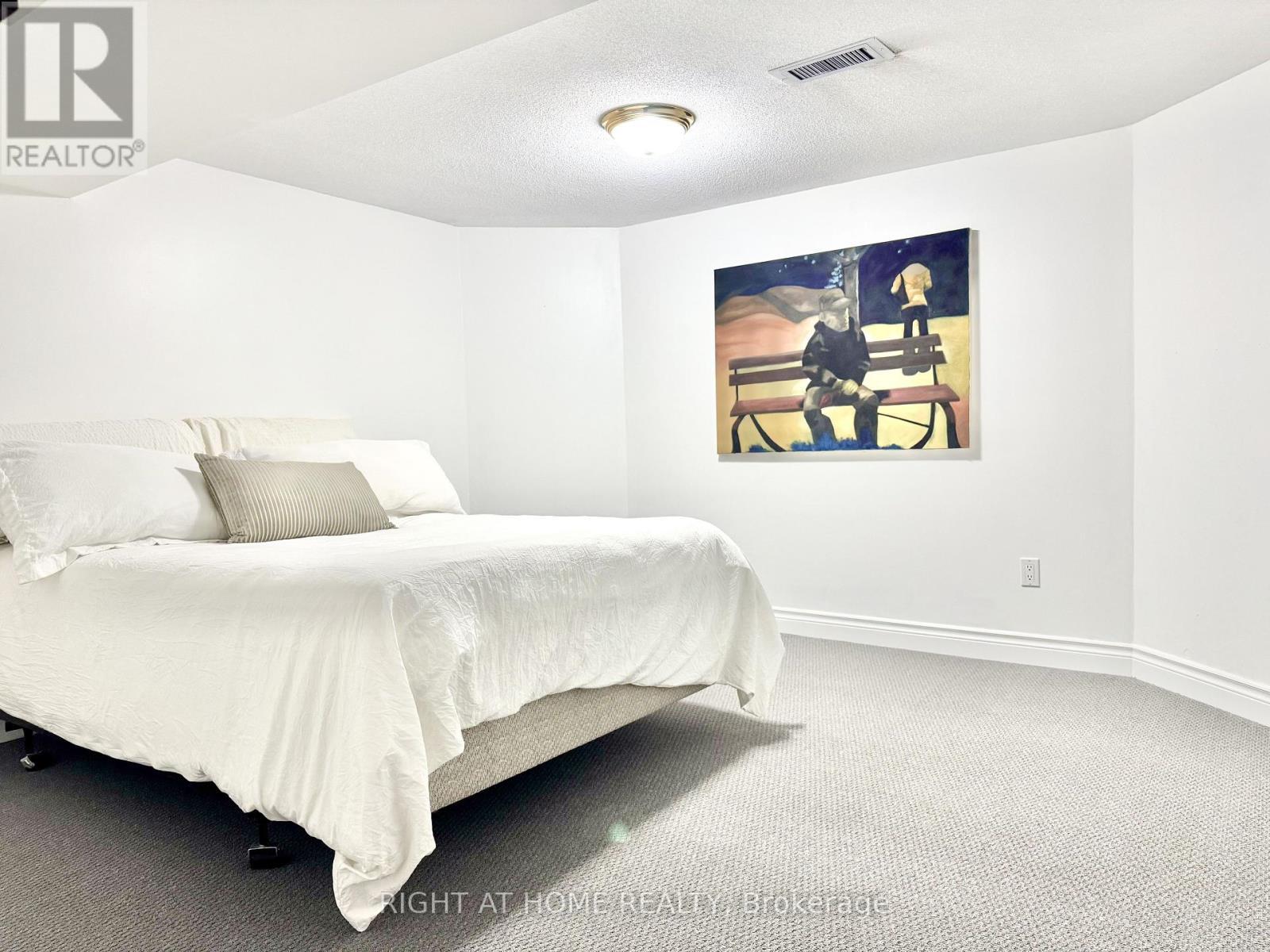 












11 PASSMORE AVENUE

,
Orangeville,




Ontario
L9W4E1

