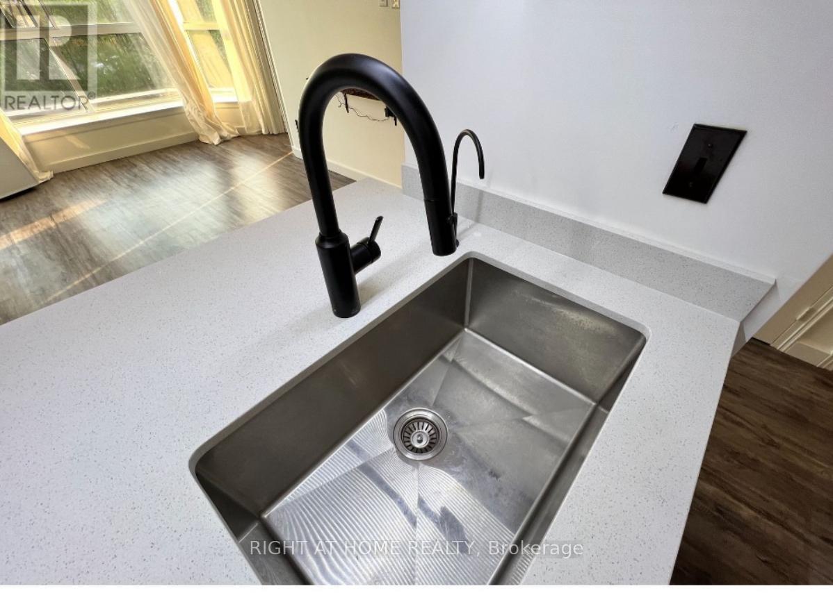 












209 - 880 DUNDAS STREET W

,
Mississauga (Erindale),




Ontario
L5C4H3

