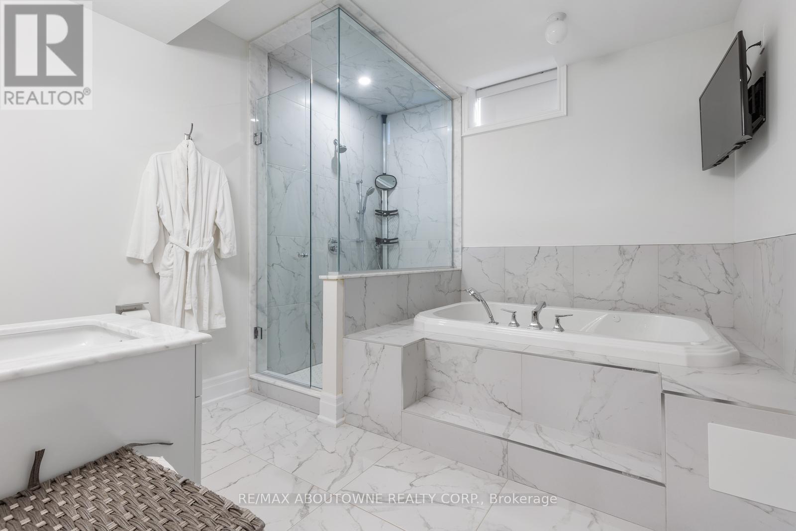 












1217 IRONBRIDGE ROAD

,
Oakville (GA Glen Abbey),




Ontario
L6M5M5

