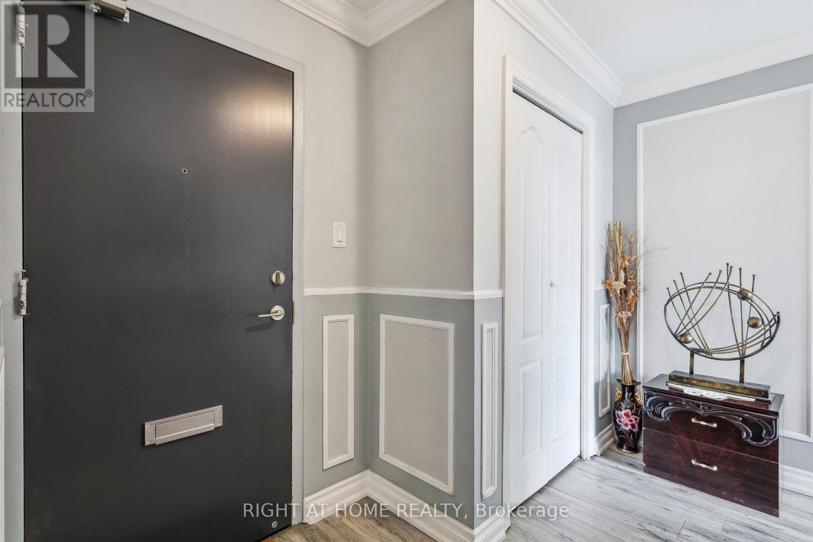 












1616 - 451 THE WEST MALL

,
Toronto (Etobicoke West Mall),




Ontario
M9C1G1

