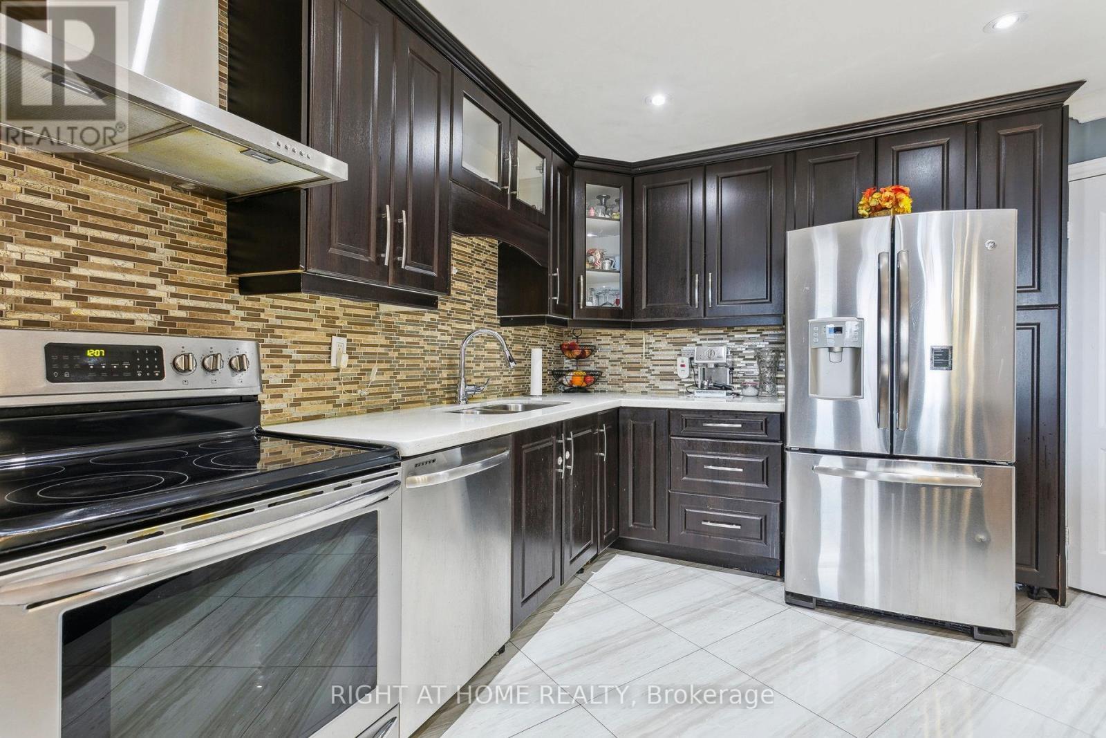 












1616 - 451 THE WEST MALL

,
Toronto (Etobicoke West Mall),




Ontario
M9C1G1

