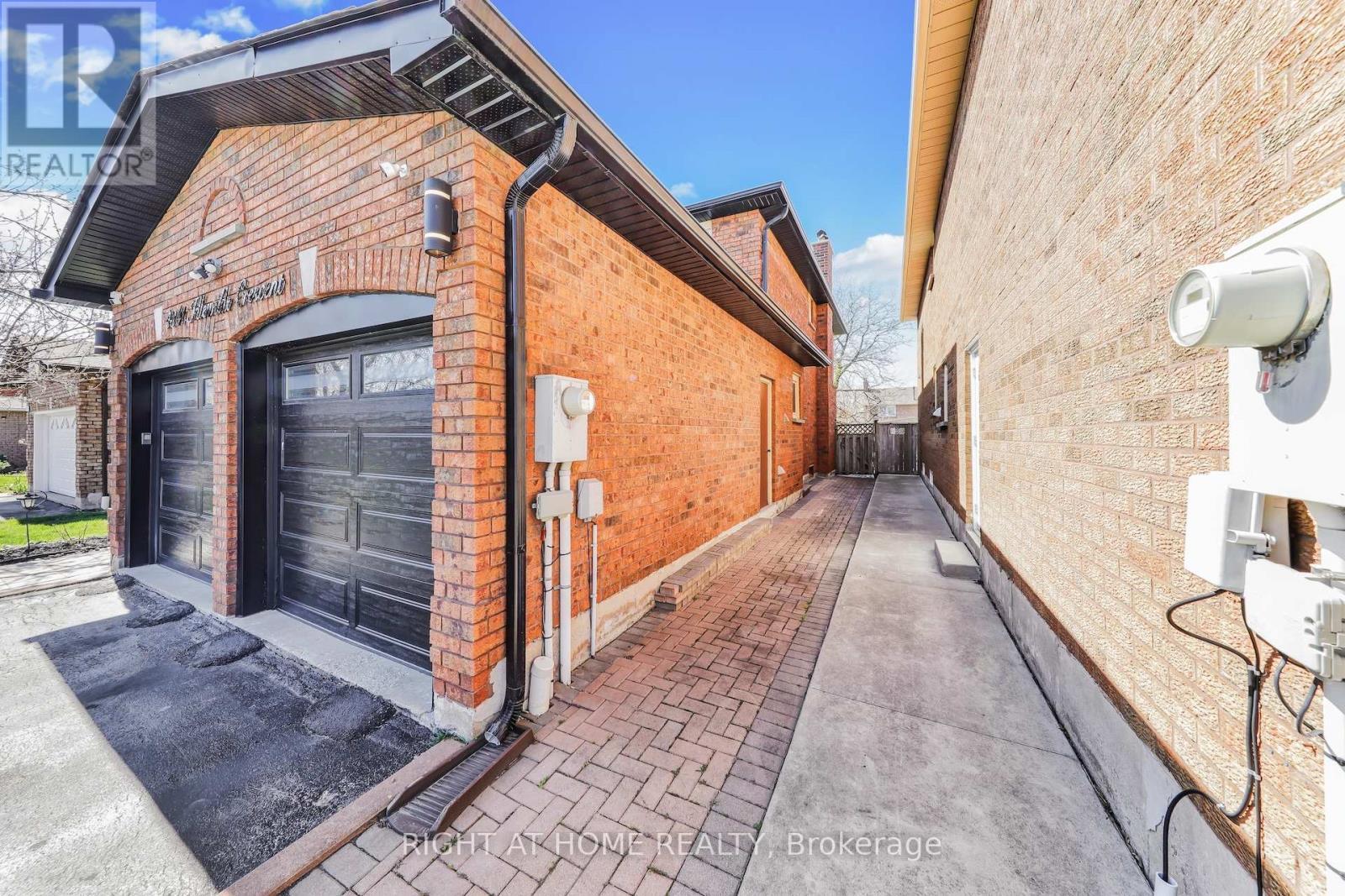 












4341 IDLEWILDE CRESCENT

,
Mississauga (Central Erin Mills),




Ontario
L5M4E2

