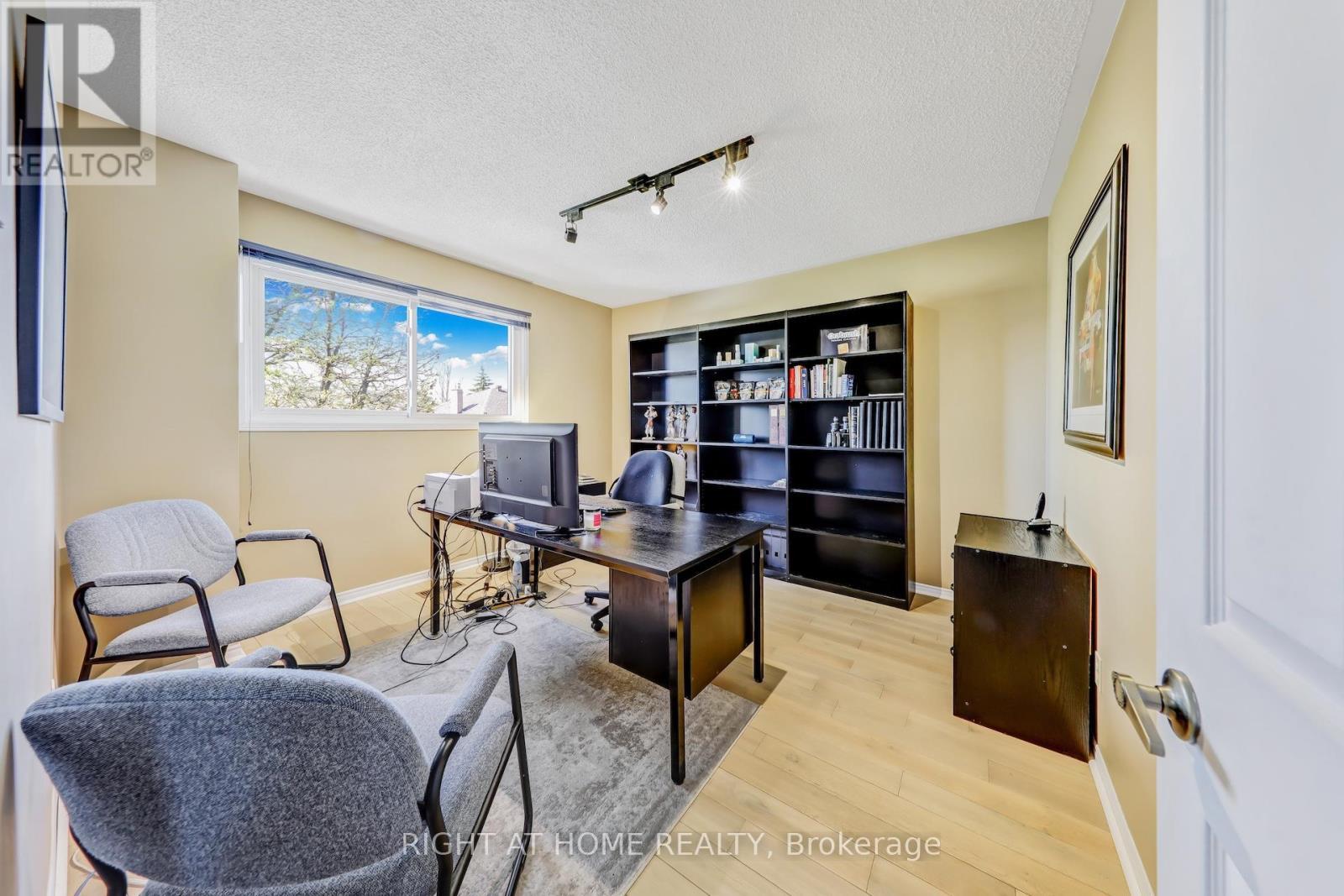 












4341 IDLEWILDE CRESCENT

,
Mississauga (Central Erin Mills),




Ontario
L5M4E2

