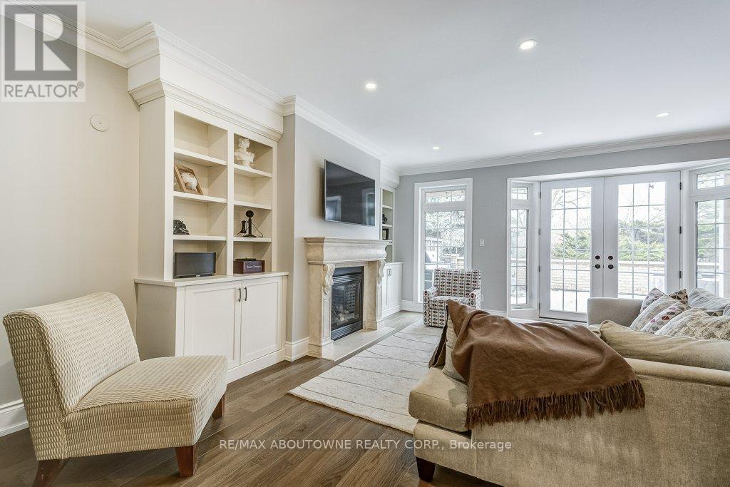 












21 CHISHOLM STREET

,
Oakville (CO Central),




Ontario
L6K3W2

