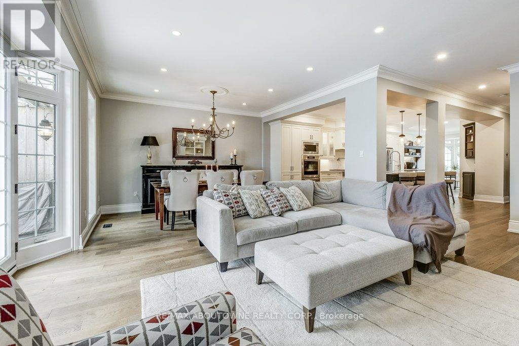 












21 CHISHOLM STREET

,
Oakville (CO Central),




Ontario
L6K3W2

