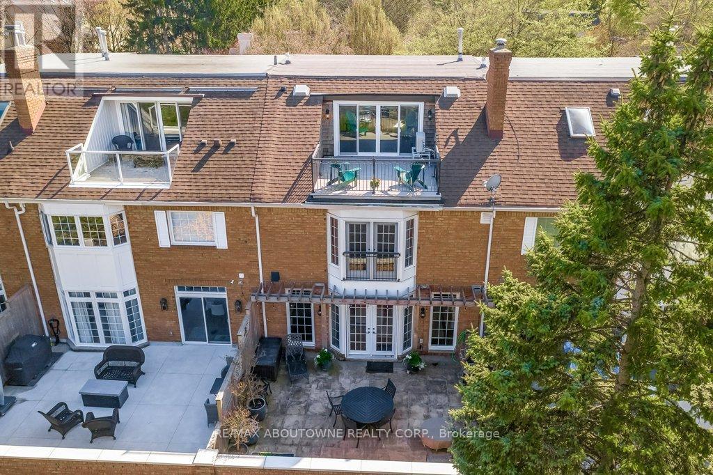 












21 CHISHOLM STREET

,
Oakville (CO Central),




Ontario
L6K3W2

