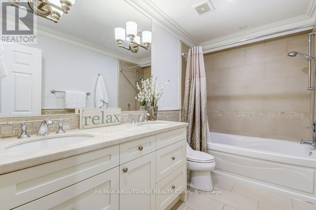 












21 CHISHOLM STREET

,
Oakville (CO Central),




Ontario
L6K3W2

