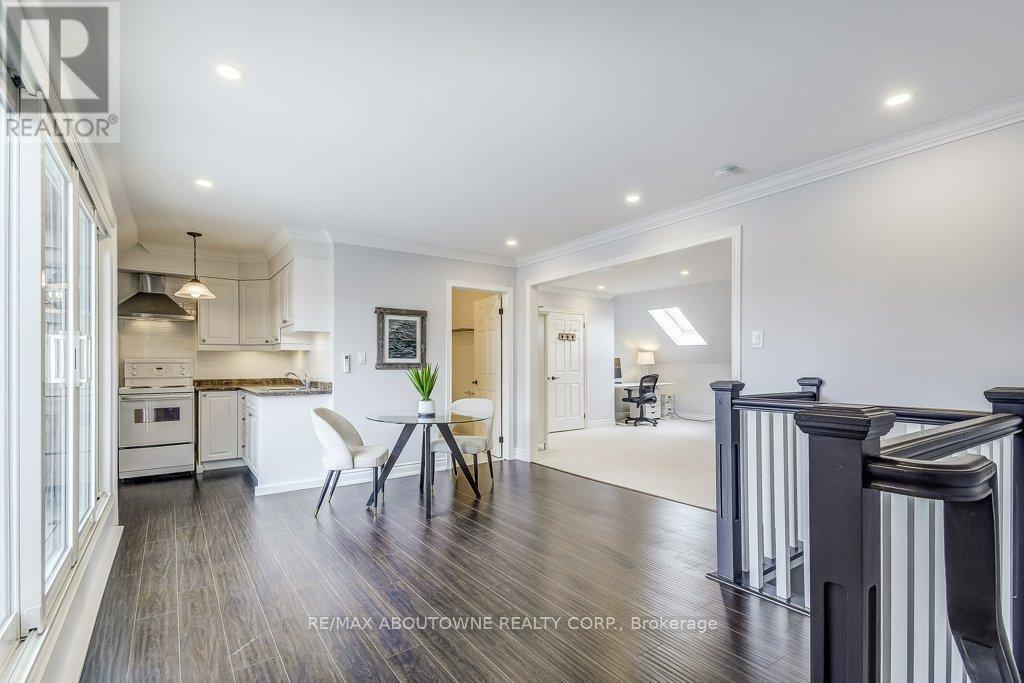 












21 CHISHOLM STREET

,
Oakville (CO Central),




Ontario
L6K3W2

