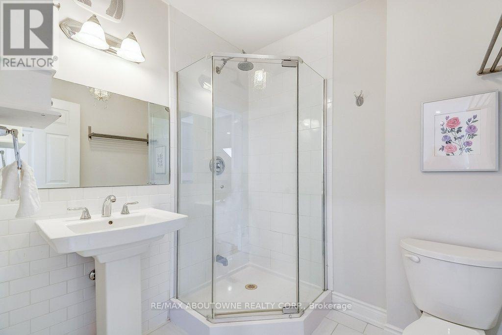 












21 CHISHOLM STREET

,
Oakville (CO Central),




Ontario
L6K3W2

