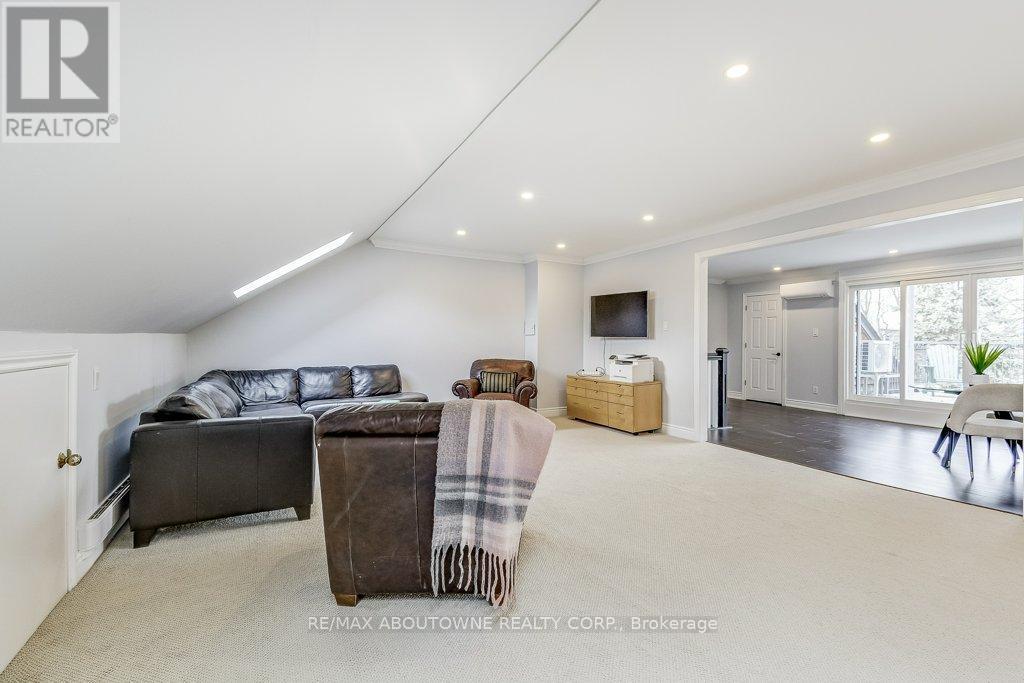 












21 CHISHOLM STREET

,
Oakville (CO Central),




Ontario
L6K3W2

