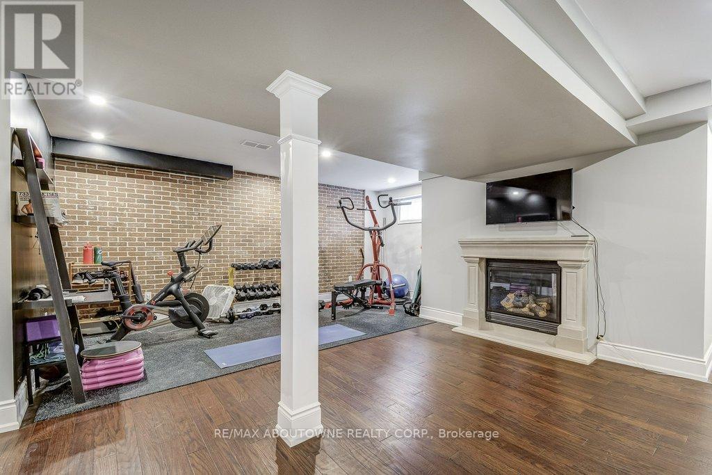 












21 CHISHOLM STREET

,
Oakville (CO Central),




Ontario
L6K3W2

