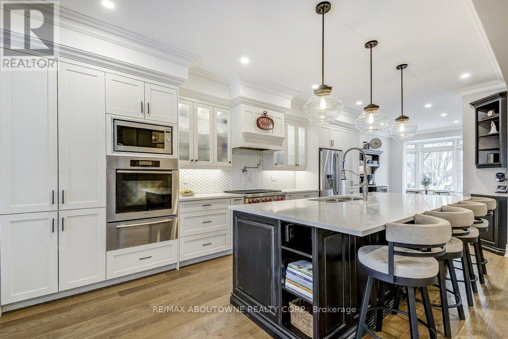 












21 CHISHOLM STREET

,
Oakville (CO Central),




Ontario
L6K3W2

