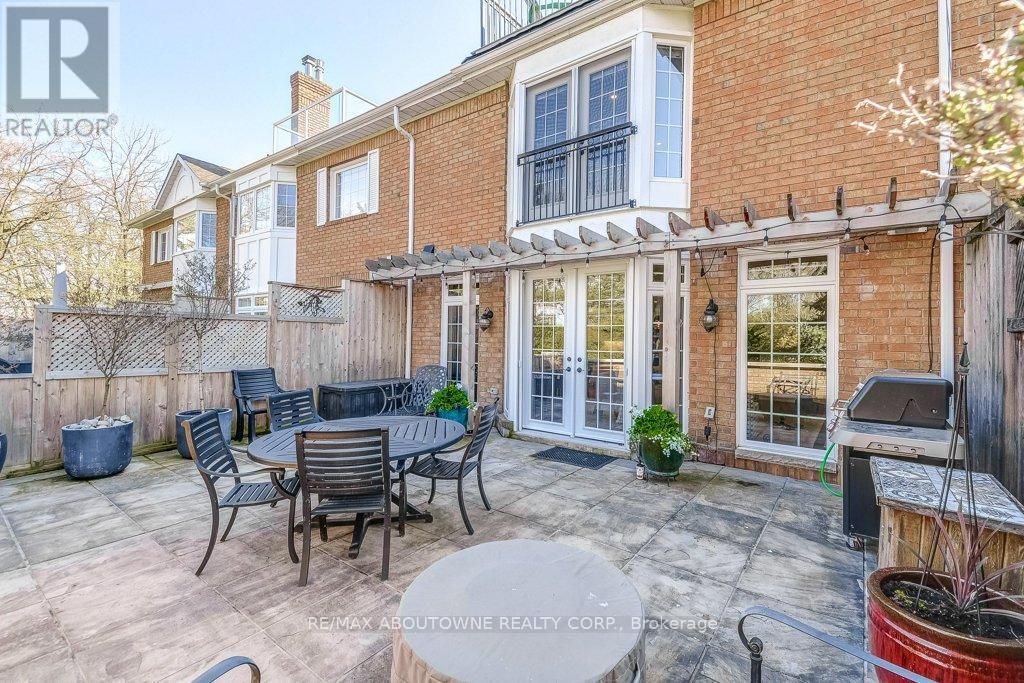 












21 CHISHOLM STREET

,
Oakville (CO Central),




Ontario
L6K3W2


