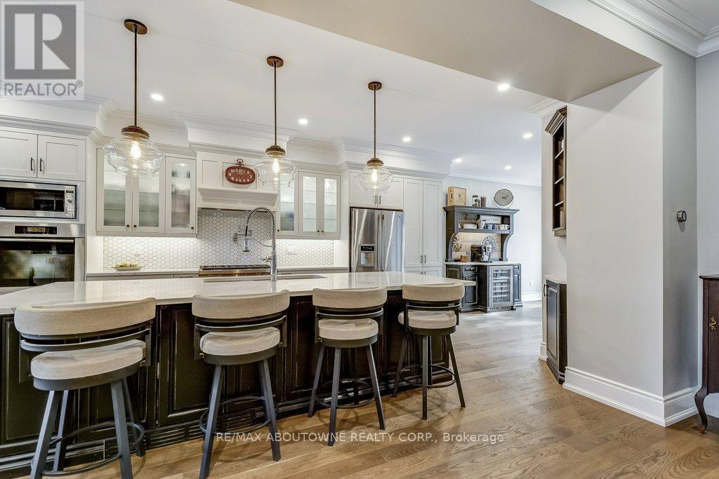 












21 CHISHOLM STREET

,
Oakville (CO Central),




Ontario
L6K3W2

