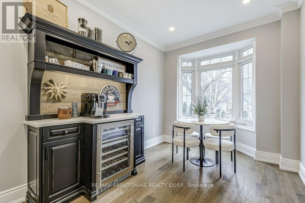 












21 CHISHOLM STREET

,
Oakville (CO Central),




Ontario
L6K3W2

