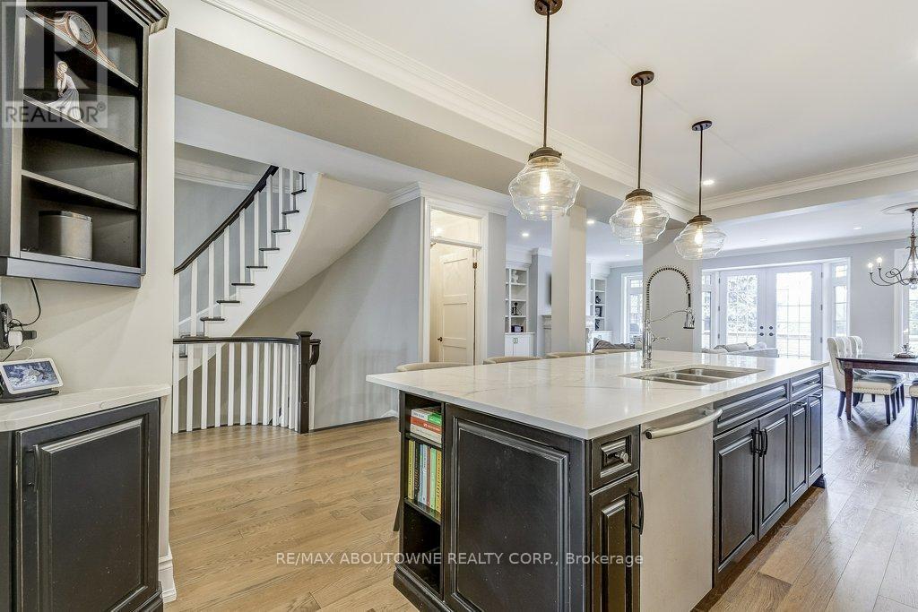 












21 CHISHOLM STREET

,
Oakville (CO Central),




Ontario
L6K3W2

