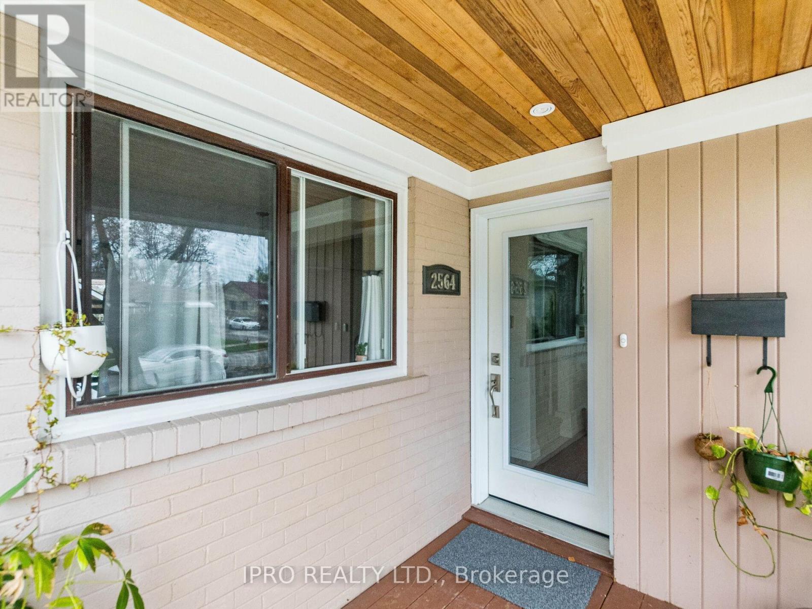 












2564 LUNDIGAN DRIVE

,
Mississauga (Clarkson),




Ontario
L5J3W1

