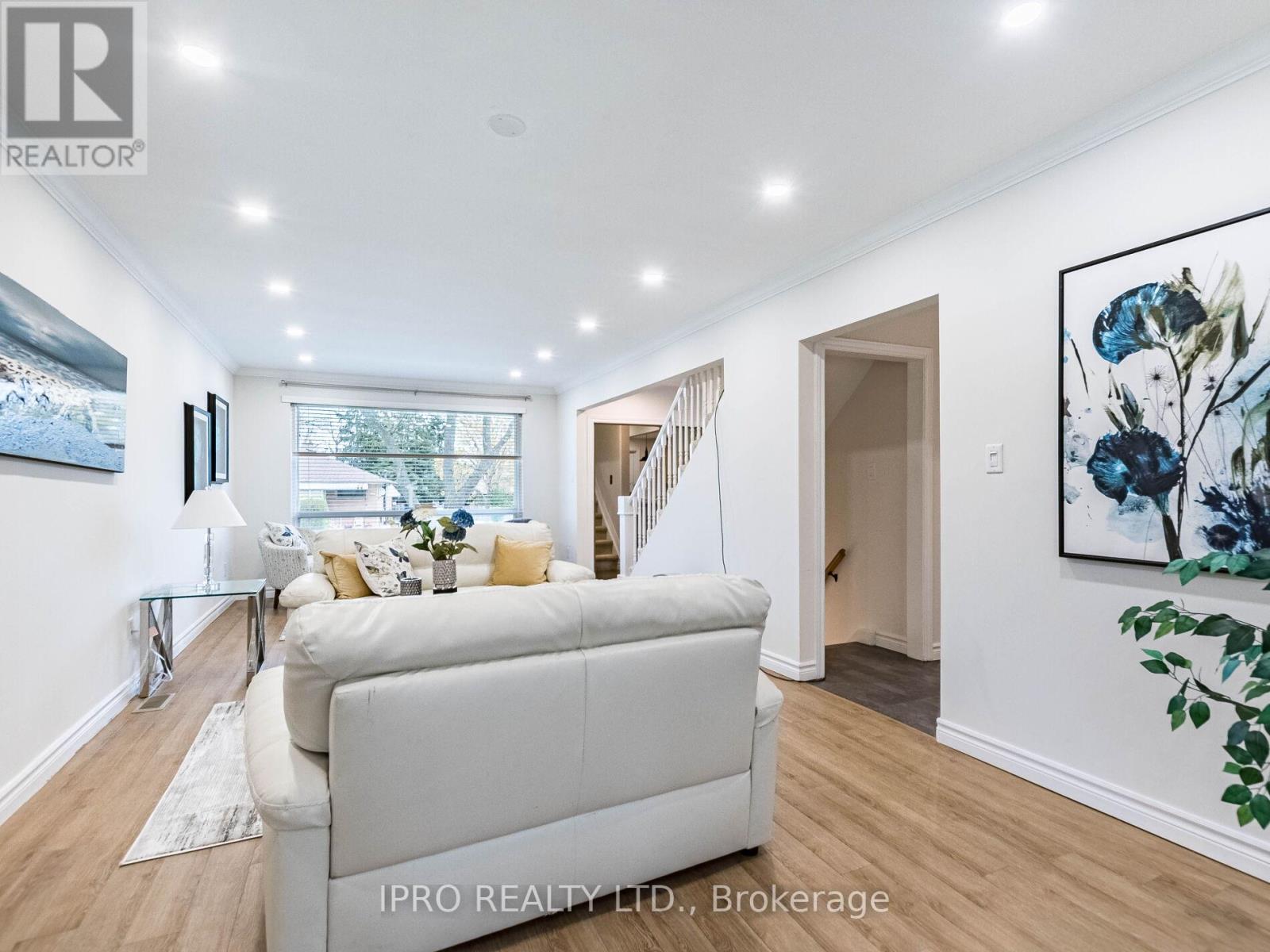 












2564 LUNDIGAN DRIVE

,
Mississauga (Clarkson),




Ontario
L5J3W1

