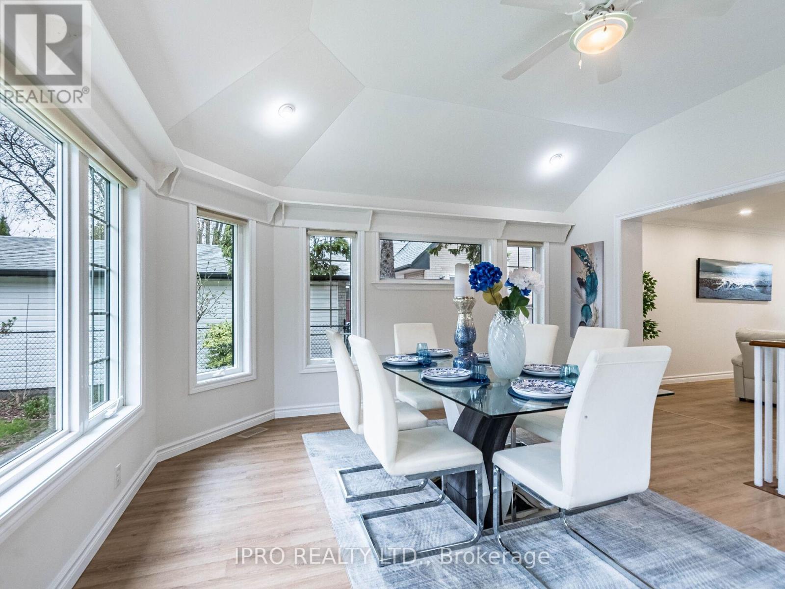 












2564 LUNDIGAN DRIVE

,
Mississauga (Clarkson),




Ontario
L5J3W1

