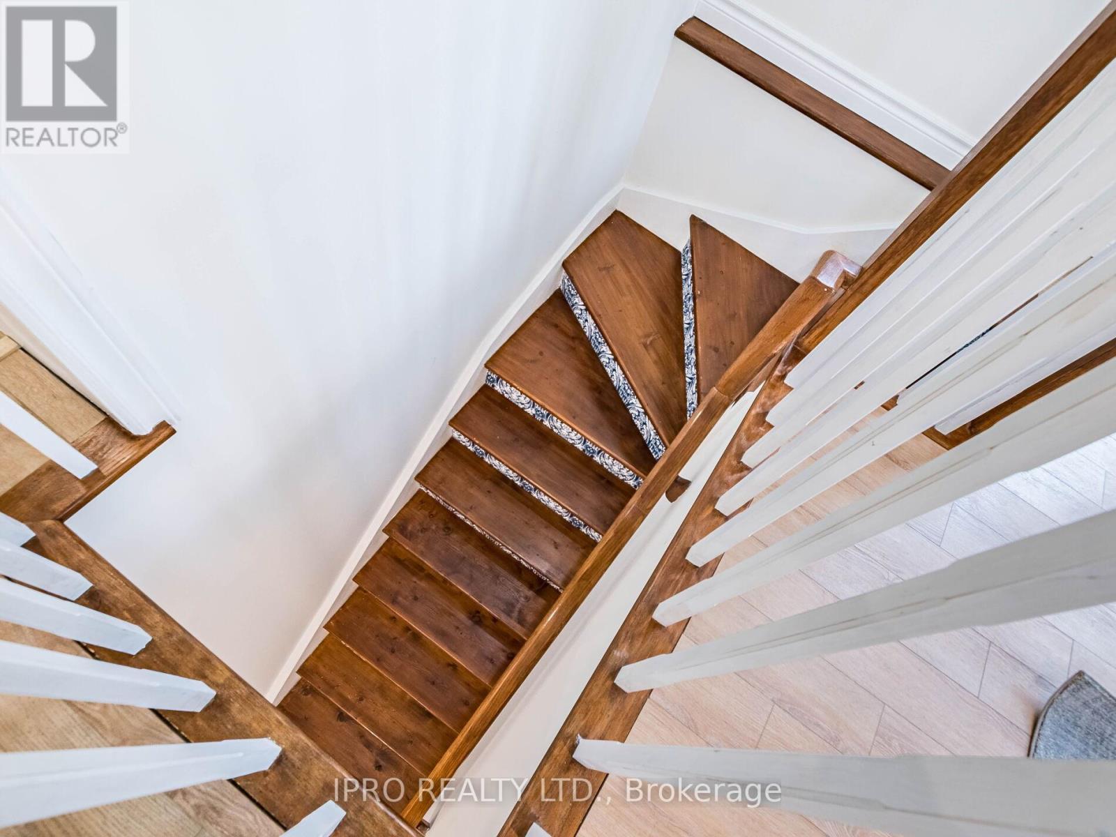 












2564 LUNDIGAN DRIVE

,
Mississauga (Clarkson),




Ontario
L5J3W1

