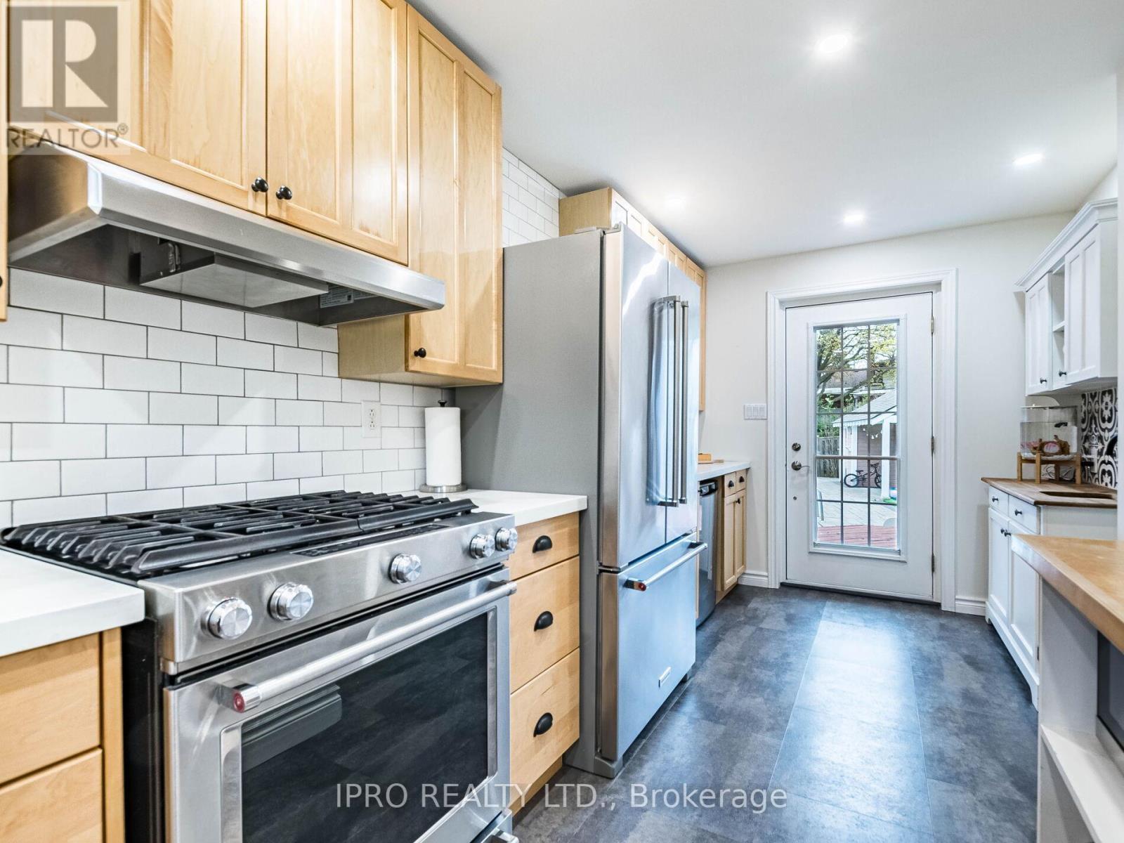 












2564 LUNDIGAN DRIVE

,
Mississauga (Clarkson),




Ontario
L5J3W1

