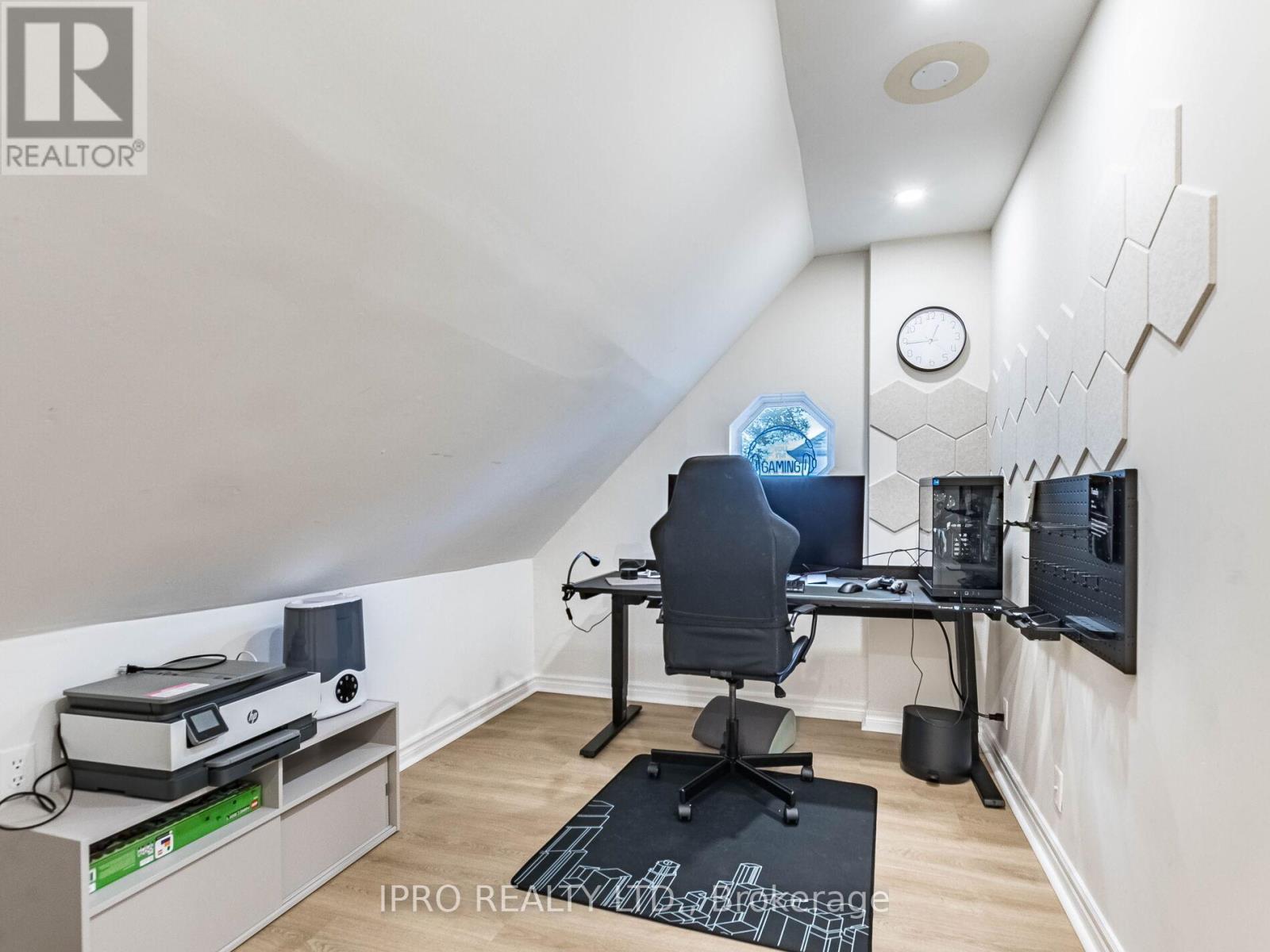












2564 LUNDIGAN DRIVE

,
Mississauga (Clarkson),




Ontario
L5J3W1

