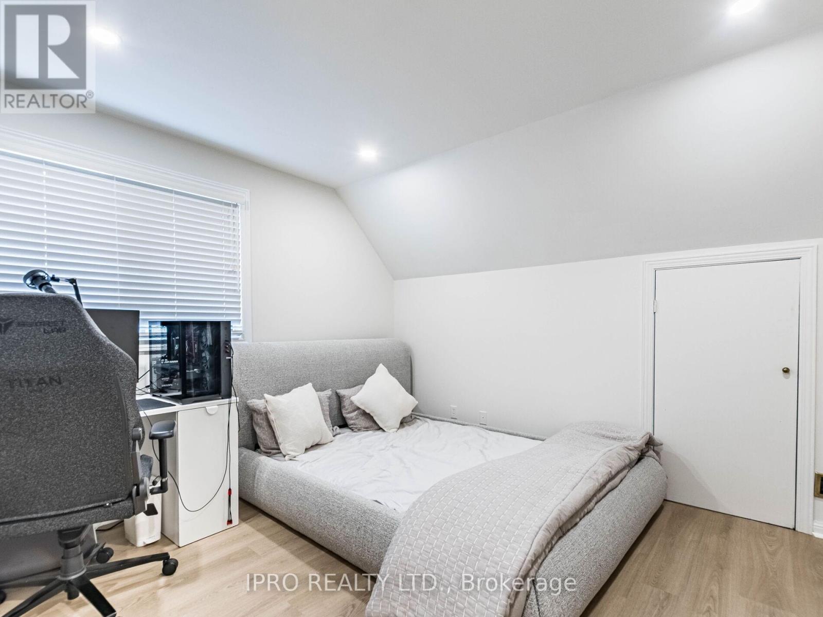 












2564 LUNDIGAN DRIVE

,
Mississauga (Clarkson),




Ontario
L5J3W1

