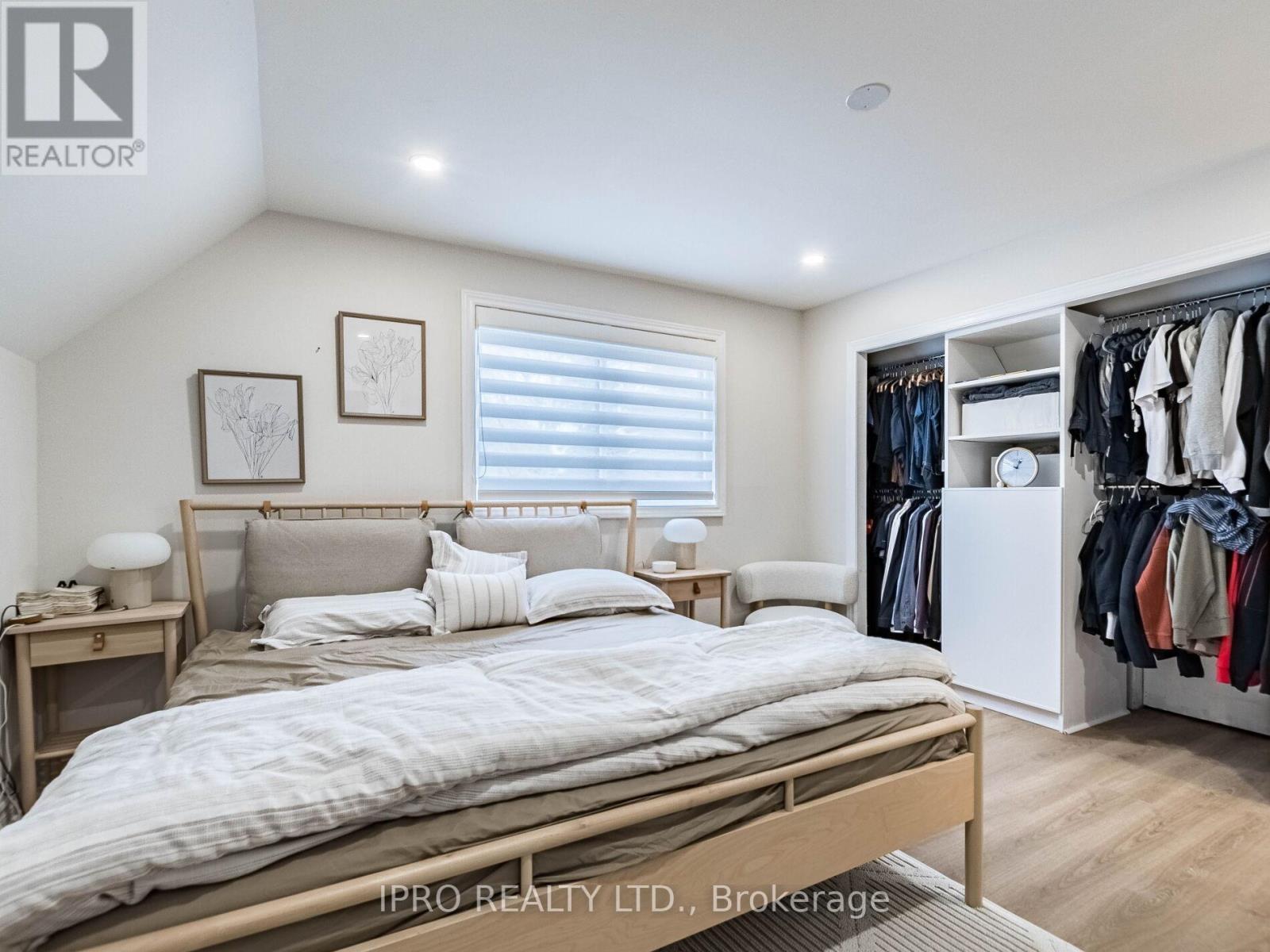 












2564 LUNDIGAN DRIVE

,
Mississauga (Clarkson),




Ontario
L5J3W1

