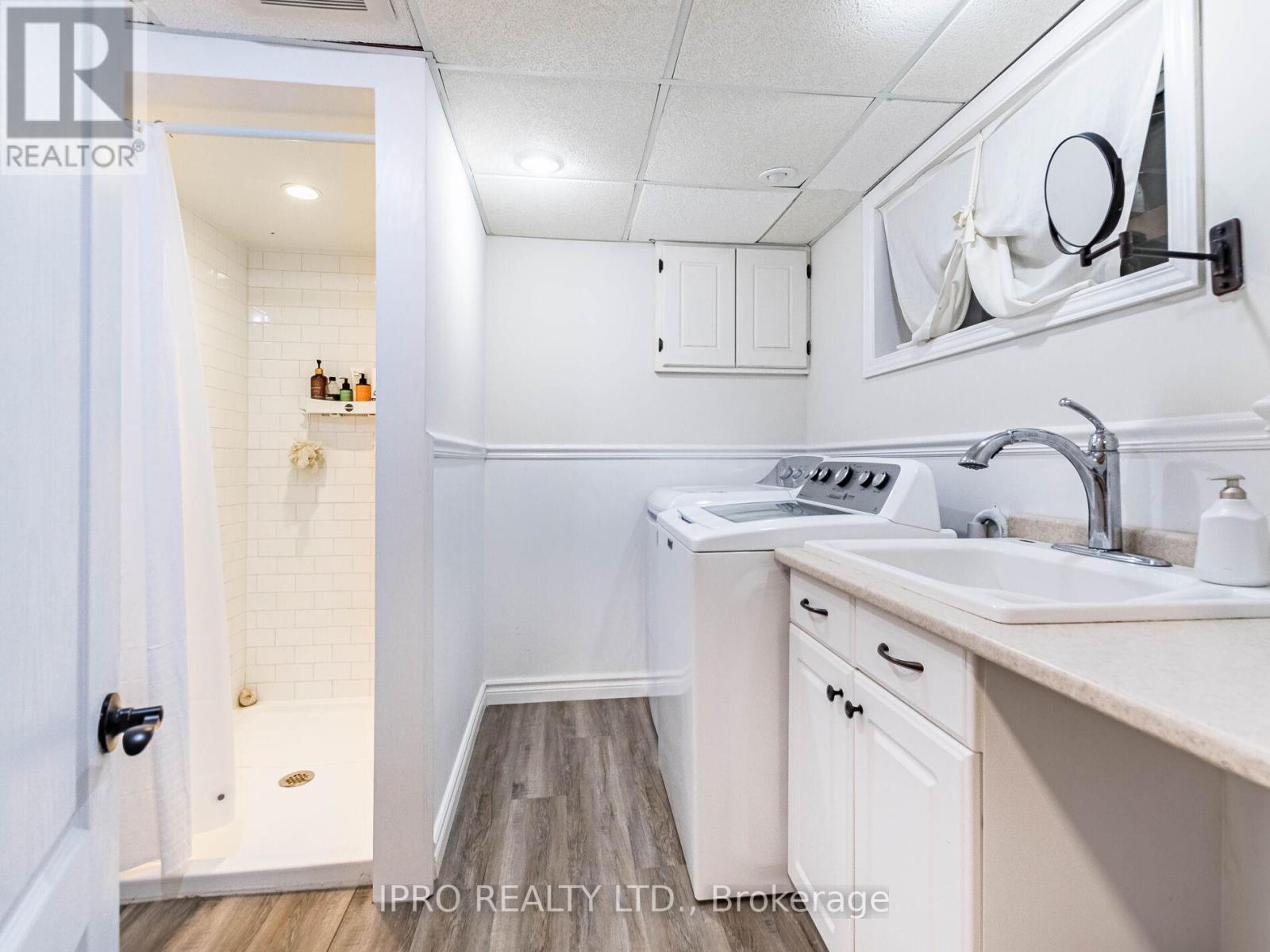 












2564 LUNDIGAN DRIVE

,
Mississauga (Clarkson),




Ontario
L5J3W1

