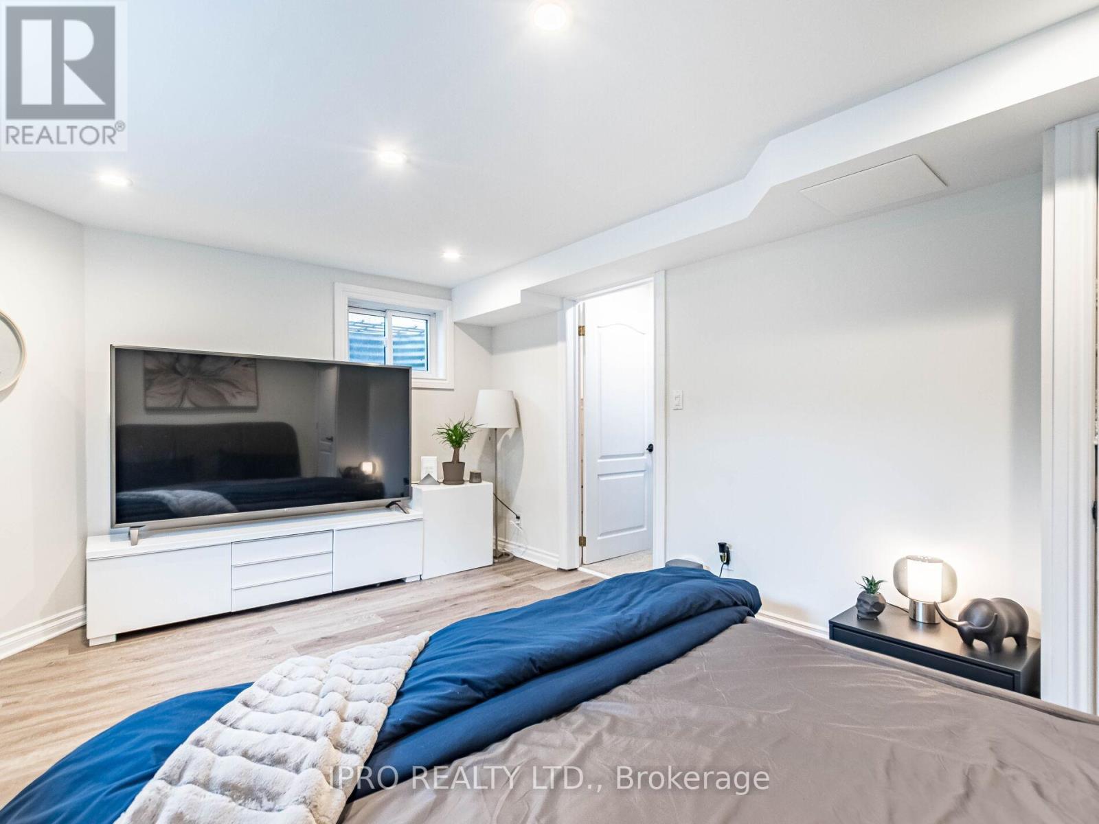 












2564 LUNDIGAN DRIVE

,
Mississauga (Clarkson),




Ontario
L5J3W1

