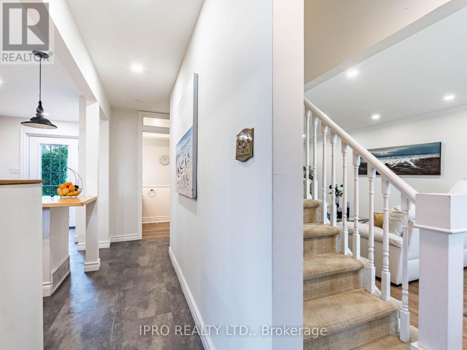 












2564 LUNDIGAN DRIVE

,
Mississauga (Clarkson),




Ontario
L5J3W1

