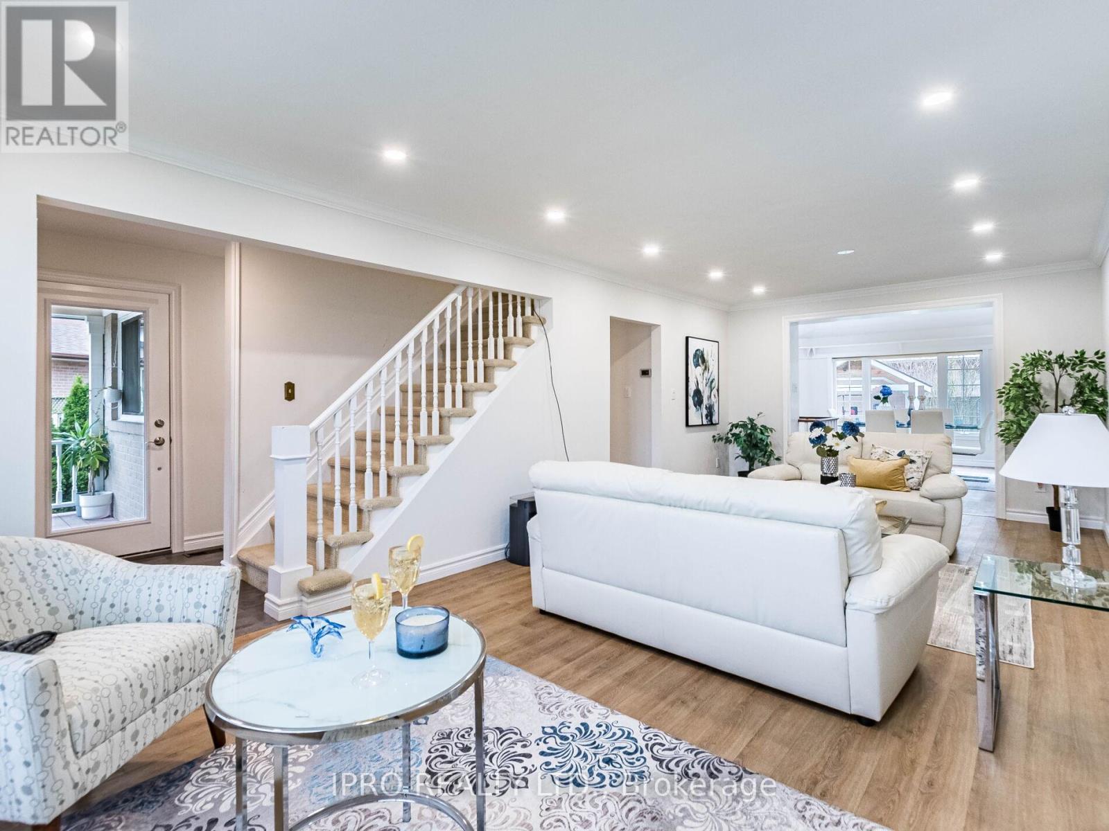 












2564 LUNDIGAN DRIVE

,
Mississauga (Clarkson),




Ontario
L5J3W1

