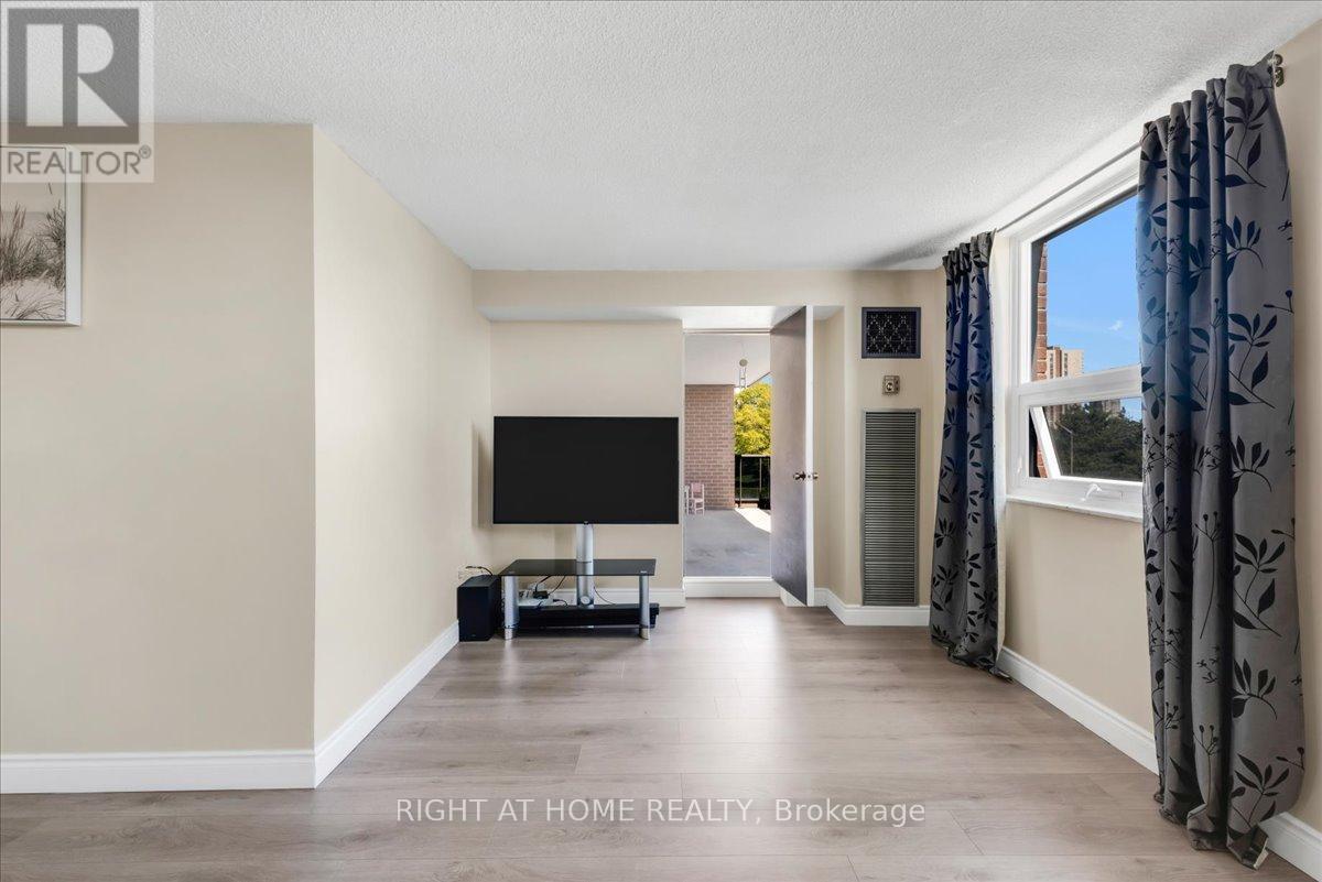 












412 - 4 LISA STREET

,
Brampton (Queen Street Corridor),




Ontario
L6T4B6

