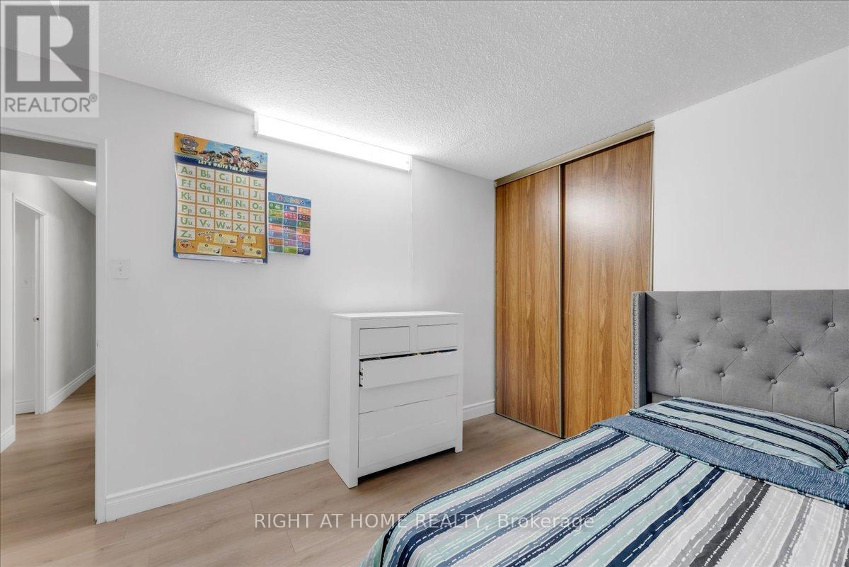 












412 - 4 LISA STREET

,
Brampton (Queen Street Corridor),




Ontario
L6T4B6

