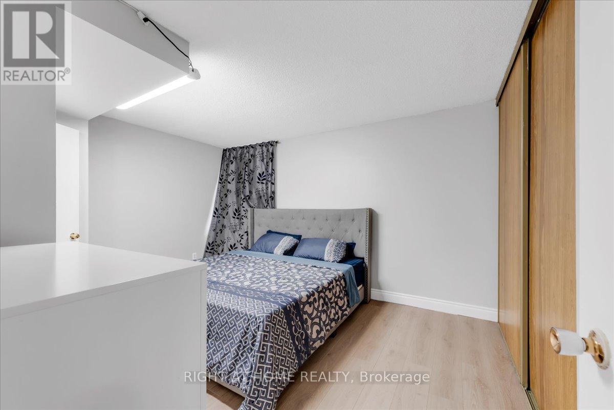 












412 - 4 LISA STREET

,
Brampton (Queen Street Corridor),




Ontario
L6T4B6

