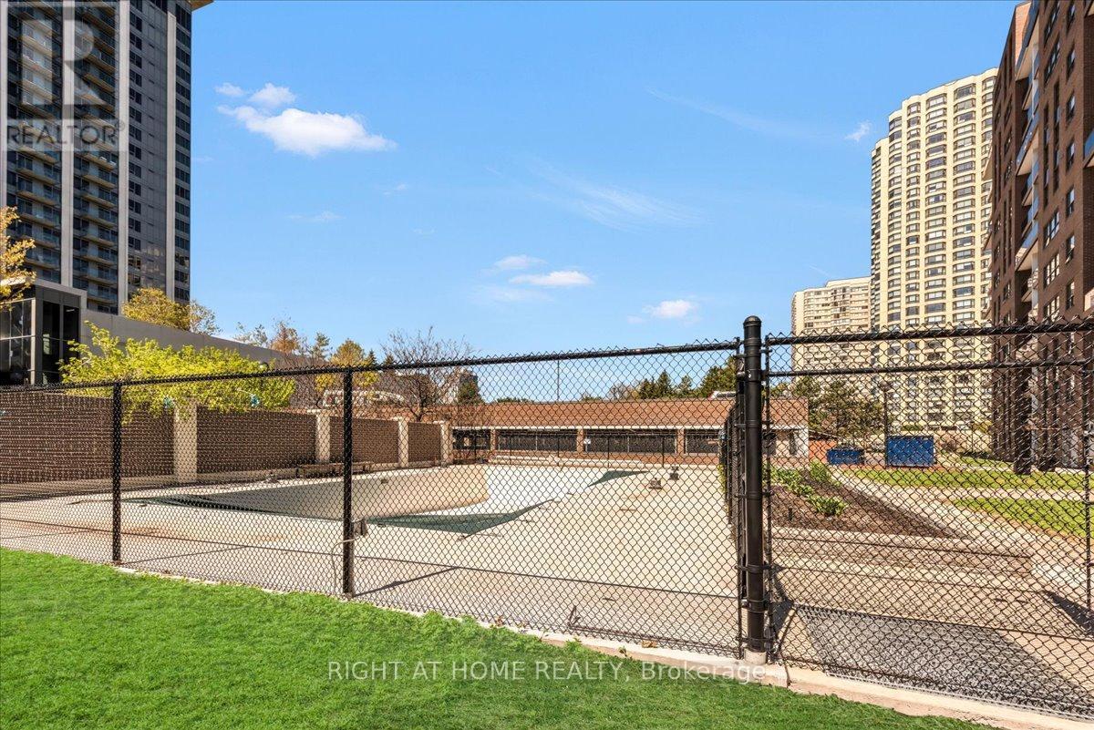 












412 - 4 LISA STREET

,
Brampton (Queen Street Corridor),




Ontario
L6T4B6

