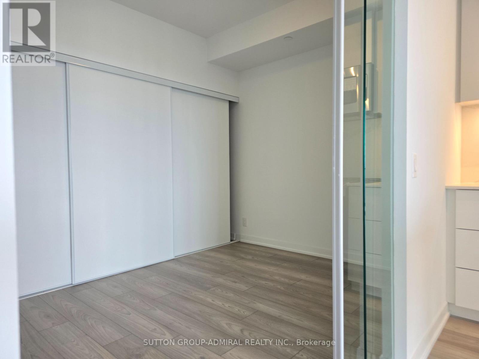












819 - 285 DUFFERIN STREET W

,
Toronto (South Parkdale),




Ontario
M6K1E6

