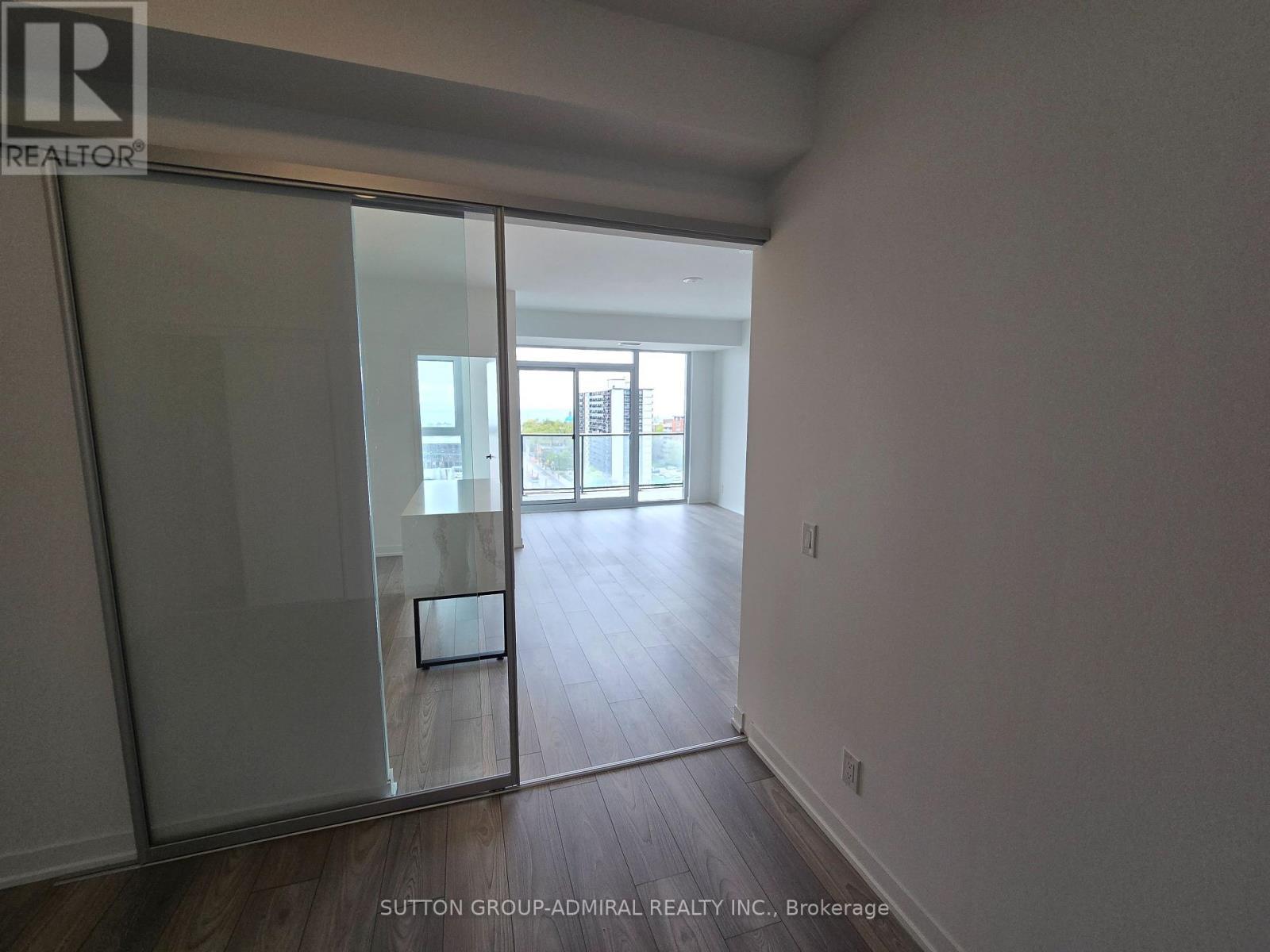 












819 - 285 DUFFERIN STREET W

,
Toronto (South Parkdale),




Ontario
M6K1E6

